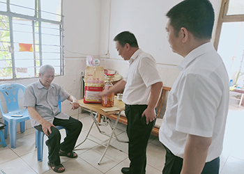 公(gōng)司黨總支部“七一”走訪慰問老黨員